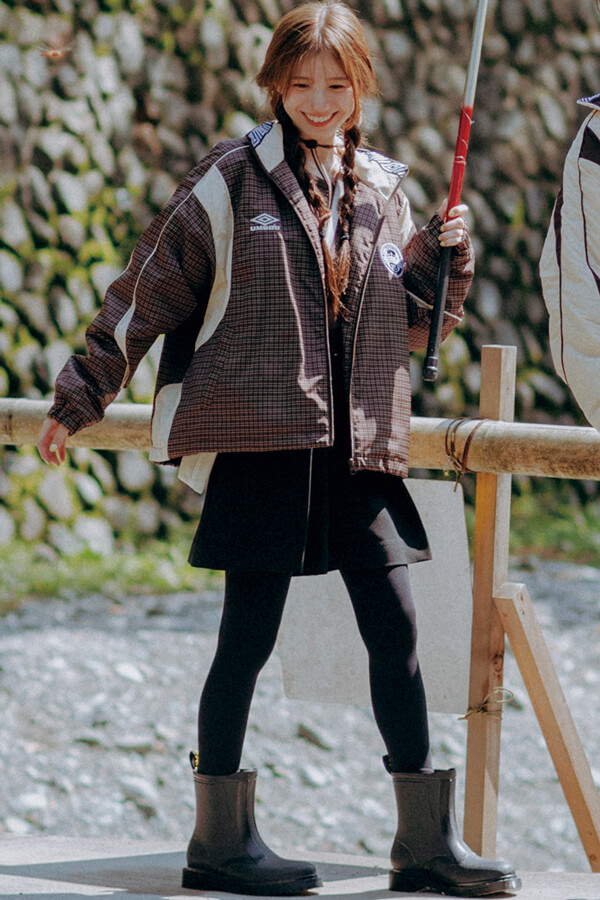 ちょい肌寒いアクティビティには! 機能性も兼ね備えたナイロンジャケットしか勝たん!『釣りやカヌー、川辺散策などのアクティビティも充実の奥多摩。きちんと外遊び仕様の装備で、アウトドアのTPOを守るのもデートには大事な要素。いつもとは違うギャップが、ときめきにつながるかも⋯?』