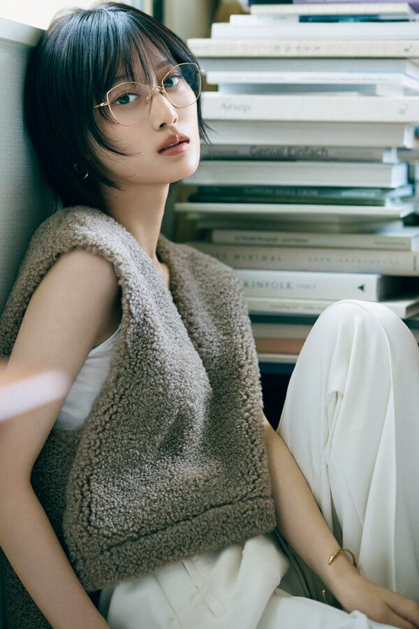 手抜きメイクだってギークなメガネをかけるだけ！『服よりもメイクよりも簡単にイメチェンできるメガネで、ちょっぴりおしゃれの冒険をしてみるのもアリ。しっかりアイメイクするよりも、ナチュラルな目元のほうがメガネをかけたときにはバランスがいい、というタイパも最高♡』