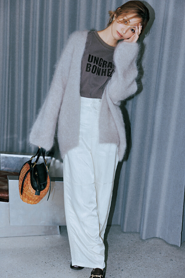 ふわもこ×ツヤ素材 大人っぽいのにしっかり映える♡ この秋頼れる旬素材コンビ『季節感もトレンドの洒落感も一度に手に入る、この秋注目の旬素材は〝ふわもこ×ツヤ〟。単品使いでも華やぐけれど、異素材を掛け合わせた化学反応は、レベチの着映え度を実現!シャギーやファーのロマンティックな甘さに、ベロアやレザーの色気のあるツヤめきで、彼ウケも狙えるNEWモテコーデ♡』