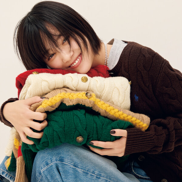 世代を超えて愛され続ける名品ニットと言えば…Cable sweater『毎シーズン発表される旬カラーはもちろん、左胸のポロプレイヤーロゴ刺しゅうの配色やボタン、丈感など、正統派トラッドを今どきに更新しつづけるブランドのシグネチャーアイテム。』