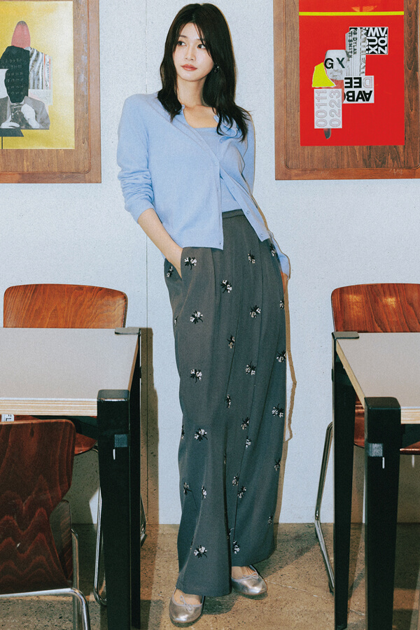 セットニット×ワイドパンツ 手持ちのパンツに旬顔ニットONで、急な呼び出しもクリア♪『ハンサムなのに色っぽいベストバランスが即作れる、今季絶対欲しい進化系ツインニットと、凛としたパンツの組み合わせ♡ コンパクトなトップスとワイドなパンツでシルエットにメリハリが生まれて、シンプルなのにサマになる! パンツはやわらかな質感のニットを引き締めてくれる、ハリのある素材を選んで。』