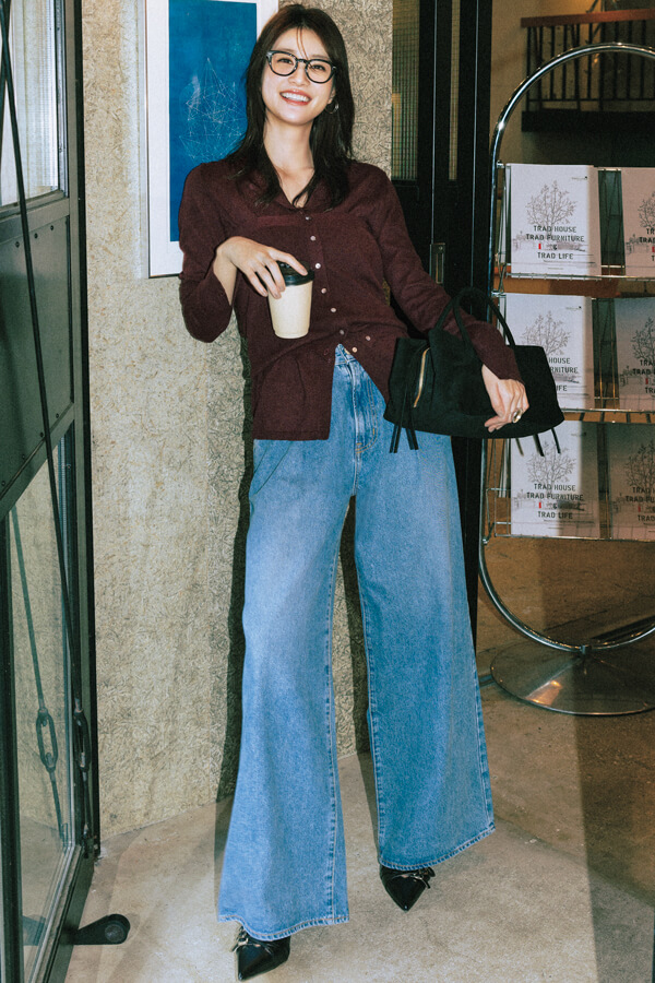 セットニット×ワイドパンツ 手持ちのパンツに旬顔ニットONで、急な呼び出しもクリア♪『ハンサムなのに色っぽいベストバランスが即作れる、今季絶対欲しい進化系ツインニットと、凛としたパンツの組み合わせ♡ コンパクトなトップスとワイドなパンツでシルエットにメリハリが生まれて、シンプルなのにサマになる! パンツはやわらかな質感のニットを引き締めてくれる、ハリのある素材を選んで。』