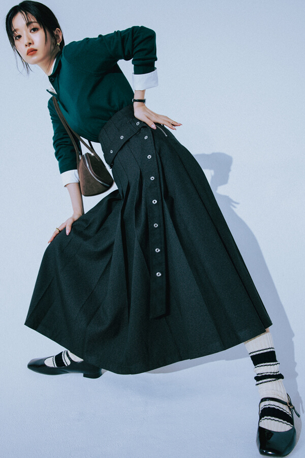 ポロニット×ミディ丈スカート×靴下 ツウな洒落感を漂わせたいなら、この3点セットをまず用意!『ふくらはぎにかかる新鮮なレングスと知的なムードでおしゃれに新風を吹き込んでくれるミディ丈スカートは、 〝今やりたい足元№1〟ソックスのおしゃれを楽しむのにぴったり♡ そこに人気のポロニットを加えれば、憧れセレブの私服みたいな最旬トラッドのできあがり!』