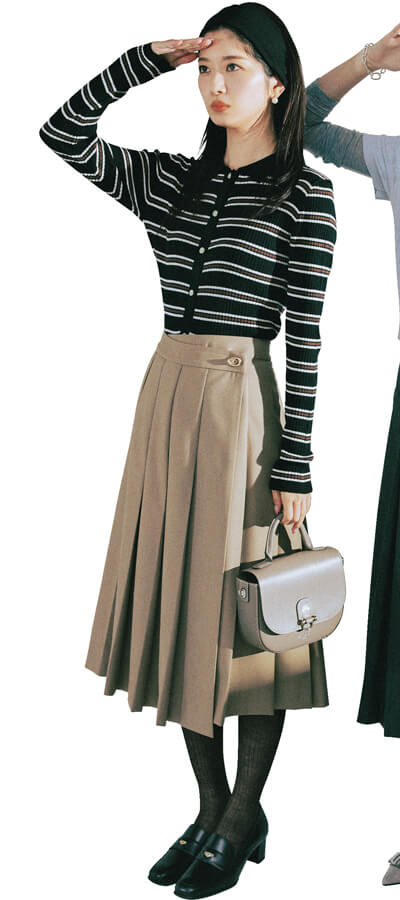 ポロニット×ミディ丈スカート×靴下 ツウな洒落感を漂わせたいなら、この3点セットをまず用意!『ふくらはぎにかかる新鮮なレングスと知的なムードでおしゃれに新風を吹き込んでくれるミディ丈スカートは、 〝今やりたい足元№1〟ソックスのおしゃれを楽しむのにぴったり♡ そこに人気のポロニットを加えれば、憧れセレブの私服みたいな最旬トラッドのできあがり!』