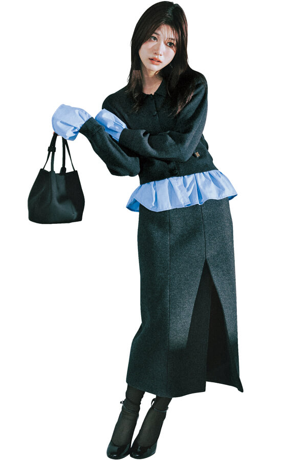 ポロニット×ミディ丈スカート×靴下 ツウな洒落感を漂わせたいなら、この3点セットをまず用意!『ふくらはぎにかかる新鮮なレングスと知的なムードでおしゃれに新風を吹き込んでくれるミディ丈スカートは、 〝今やりたい足元№1〟ソックスのおしゃれを楽しむのにぴったり♡ そこに人気のポロニットを加えれば、憧れセレブの私服みたいな最旬トラッドのできあがり!』