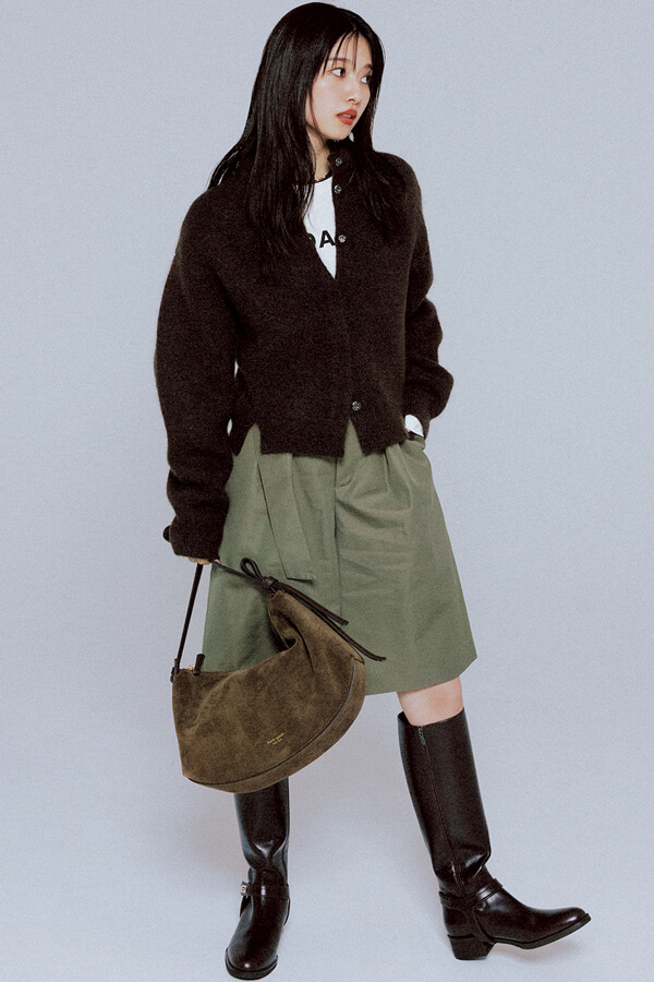 ブラウングラデ とりまブラウン着とけば「わかってる!」感あるおしゃれは作れる♡『知的で品よく、シックに見せてくれるブラウンなしでは、この秋のおしゃれは語れない!どこか高級感漂う色合いの妙で、カジュアルな装いであっても落ち着いた大人っぽさに導いてくれる♡ボルドーやカーキなどのこっくりカラーと合わせてみたり、とにかくブラウン軸でコーデを組むのが洒落見えのカギ!』