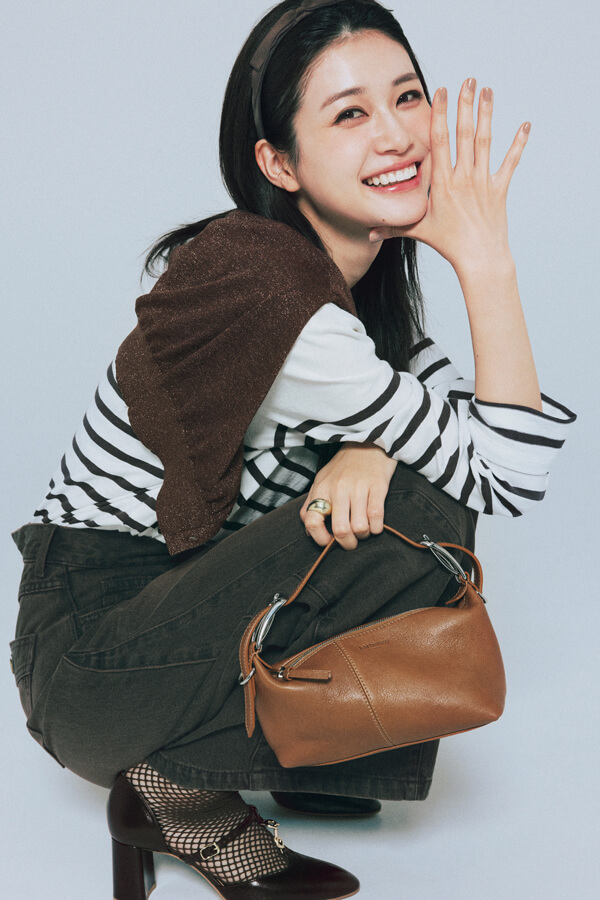 ブラウングラデ とりまブラウン着とけば「わかってる！」感あるおしゃれは作れる♡『知的で品よく、シックに見せてくれるブラウンなしでは、この秋のおしゃれは語れない！どこか高級感漂う色合いの妙で、カジュアルな装いであっても落ち着いた大人っぽさに導いてくれる♡ボルドーやカーキなどのこっくりカラーと合わせてみたり、とにかくブラウン軸でコーデを組むのが洒落見えのカギ！』