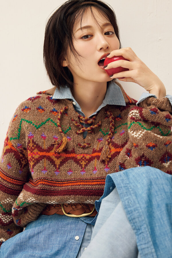 ブランド名の由来は、エレガントで好きなスポーツだった「ポロ」から Fair isle pattern『秋冬のおしゃれ気分を盛り上げてくれるのは、毎シーズンバリエ豊富に展開されるトラディショナルなフェアアイル柄ニット！ パターンも色使いも美しい華やかなニットは、着こなしがマンネリしがちなときの特効薬に♡』