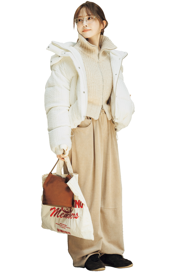 冬のアクティブシーンなら韓国っぽく×カジュアルアイテムでキャッチーに！『ショート丈やひとクセきいたデザインの白ダウンは、カジュアルやストリートMIXで韓国っぽいスタイルに仕上げると、グッと今どき。遊び心のある小物使いもキャッチー感を盛るポイント。』