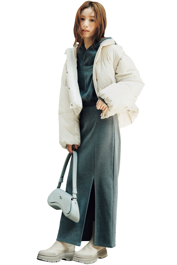 冬のアクティブシーンなら韓国っぽく×カジュアルアイテムでキャッチーに！『ショート丈やひとクセきいたデザインの白ダウンは、カジュアルやストリートMIXで韓国っぽいスタイルに仕上げると、グッと今どき。遊び心のある小物使いもキャッチー感を盛るポイント。』