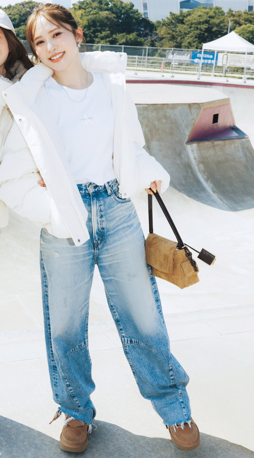 冬のアクティブシーンなら韓国っぽく×カジュアルアイテムでキャッチーに！『ショート丈やひとクセきいたデザインの白ダウンは、カジュアルやストリートMIXで韓国っぽいスタイルに仕上げると、グッと今どき。遊び心のある小物使いもキャッチー感を盛るポイント。』