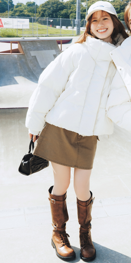 冬のアクティブシーンなら韓国っぽく×カジュアルアイテムでキャッチーに！『ショート丈やひとクセきいたデザインの白ダウンは、カジュアルやストリートMIXで韓国っぽいスタイルに仕上げると、グッと今どき。遊び心のある小物使いもキャッチー感を盛るポイント。』