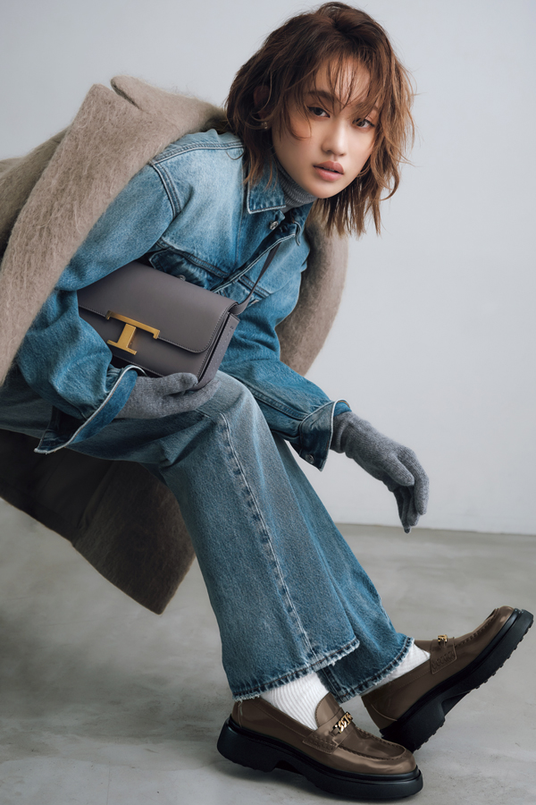 チェーンビットカーキローファー×デニムコーデ『カジュアル感たっぷりのデニムコーデを知的にクラスアップしてくれる、チェーンモチーフが目を引くカーキローファー。絶妙カラーのカーキの足元から始まり、グレーのクロスボディバッグ、くすみグリーンのシャギーコートと、優しいニュアンスカラーを重ねると、全身のこなれ度も急上昇！』