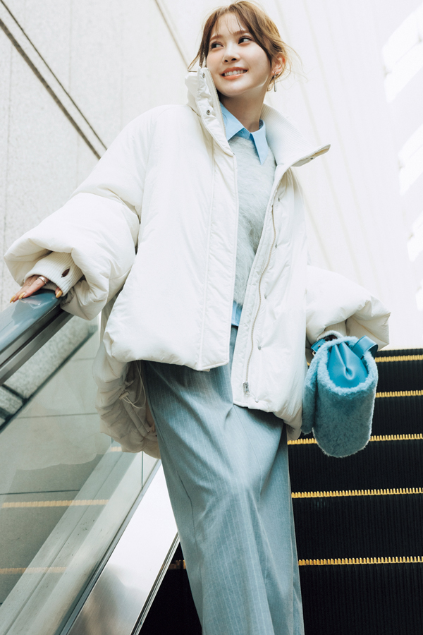 冬の通勤シーンなら中をワントーンで整えて美人度120%UP！『清潔感があって品よく着られる白ダウンなら、オフィスコーデにも馴染みやすい。さらに中をシックなワントーンでまとめると、大人っぽさ＆洗練ムードが高まって、〝きれいなお姉さん〟な着こなしに昇華。』