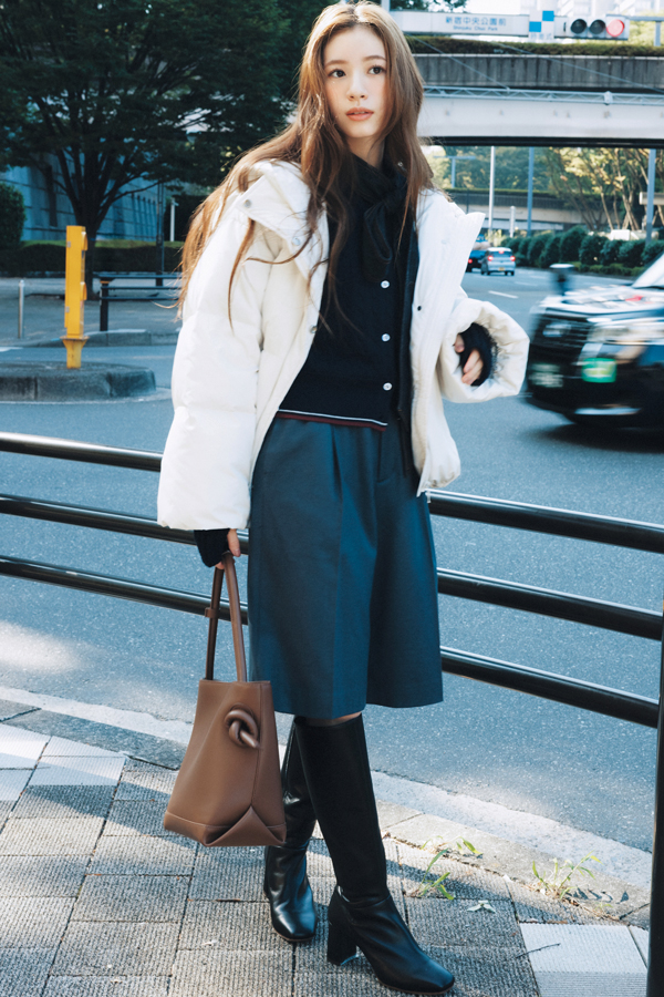 冬の通勤シーンなら中をワントーンで整えて美人度120%UP！『清潔感があって品よく着られる白ダウンなら、オフィスコーデにも馴染みやすい。さらに中をシックなワントーンでまとめると、大人っぽさ＆洗練ムードが高まって、〝きれいなお姉さん〟な着こなしに昇華。』