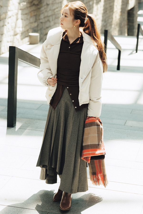 冬の通勤シーンなら中をワントーンで整えて美人度120%UP！『清潔感があって品よく着られる白ダウンなら、オフィスコーデにも馴染みやすい。さらに中をシックなワントーンでまとめると、大人っぽさ＆洗練ムードが高まって、〝きれいなお姉さん〟な着こなしに昇華。』