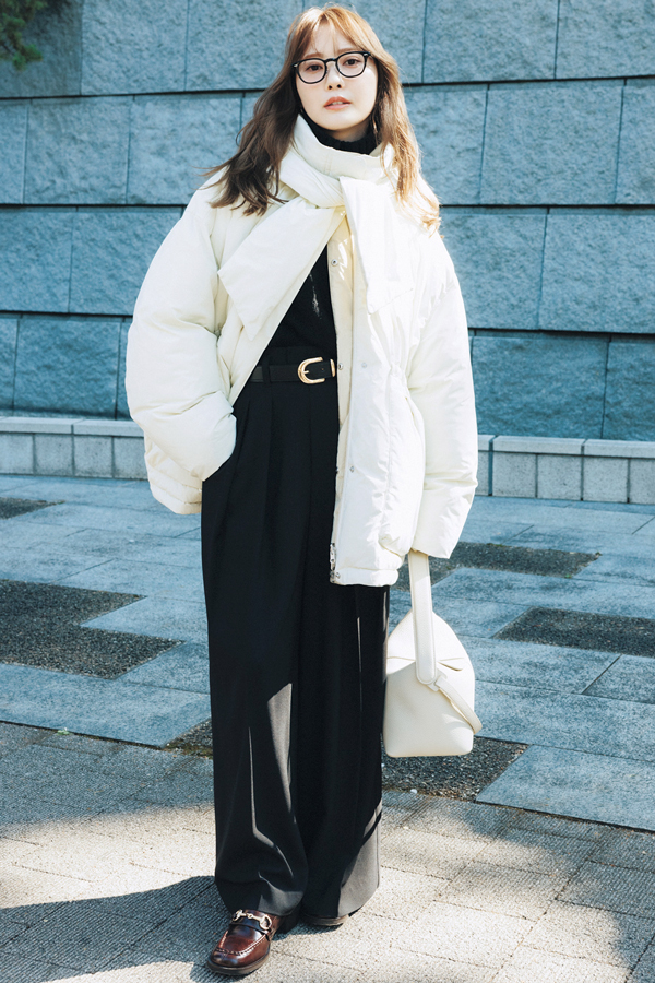 冬の通勤シーンなら中をワントーンで整えて美人度120%UP！『清潔感があって品よく着られる白ダウンなら、オフィスコーデにも馴染みやすい。さらに中をシックなワントーンでまとめると、大人っぽさ＆洗練ムードが高まって、〝きれいなお姉さん〟な着こなしに昇華。』