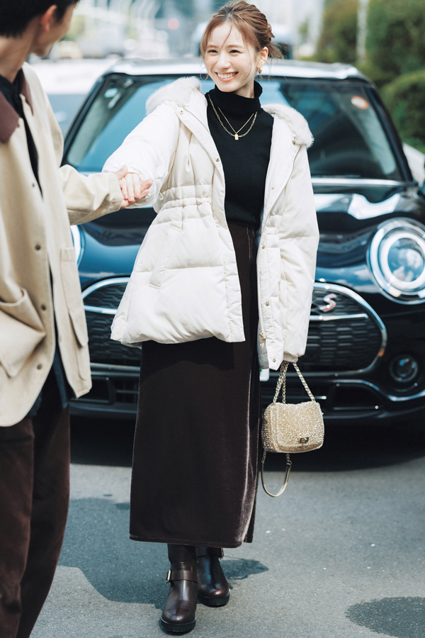 冬のデートシーンなら華やか冬素材をミックスしてロマンティックに『ふんわり体を包み込んでくれる白ダウンは、デートにも似合う優しげオーラ満点の甘さが叶う♡ニットやベロアなど、季節感のある素材を取り入れて、パッと目を引く華やかな存在感をUP。』