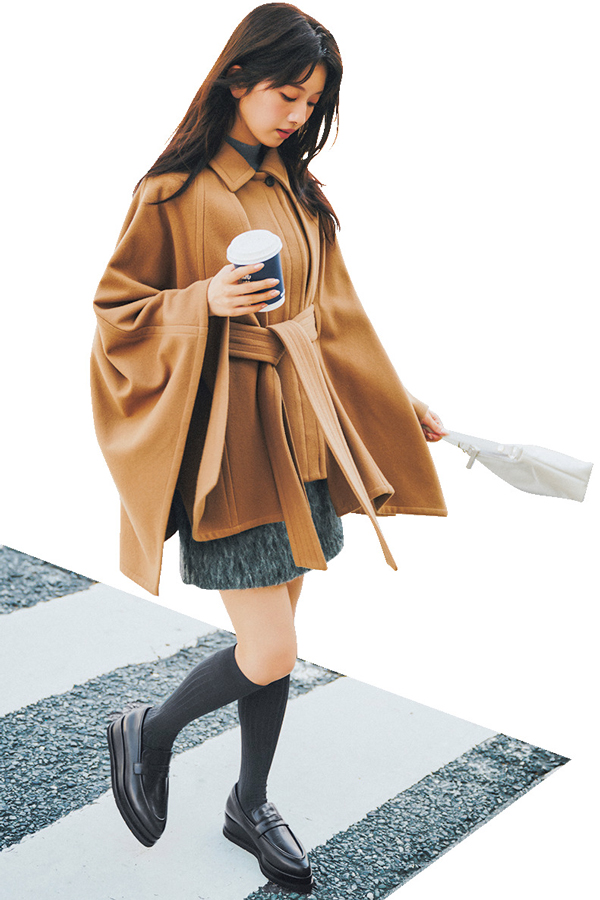 L´AUBE BLANC ケープコート『アイテム予選会で目立ったのが、「ケープが欲しいなと思いつつ、どこのブランドで買えばいいのかわからない…」という声。きれいめなビジュアルが、まさにみんなが探し求めていた1枚だったよう！ ジレにケープを被せたレイヤードデザインで、シーンや気温によって幅広く着回せる。』