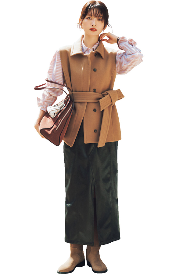 L´AUBE BLANC ケープコート『アイテム予選会で目立ったのが、「ケープが欲しいなと思いつつ、どこのブランドで買えばいいのかわからない…」という声。きれいめなビジュアルが、まさにみんなが探し求めていた1枚だったよう！ ジレにケープを被せたレイヤードデザインで、シーンや気温によって幅広く着回せる。』