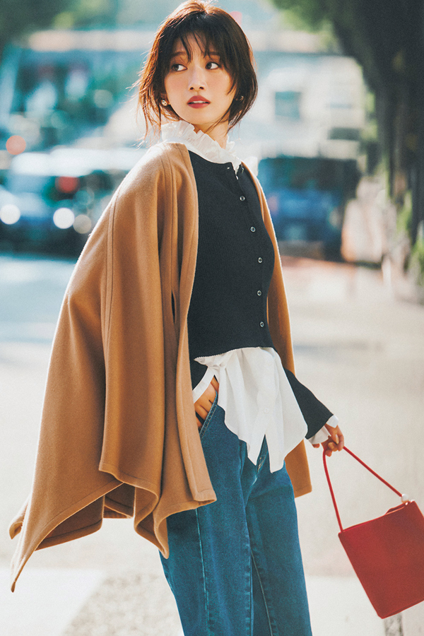 L´AUBE BLANC ケープコート『アイテム予選会で目立ったのが、「ケープが欲しいなと思いつつ、どこのブランドで買えばいいのかわからない…」という声。きれいめなビジュアルが、まさにみんなが探し求めていた1枚だったよう！ ジレにケープを被せたレイヤードデザインで、シーンや気温によって幅広く着回せる。』