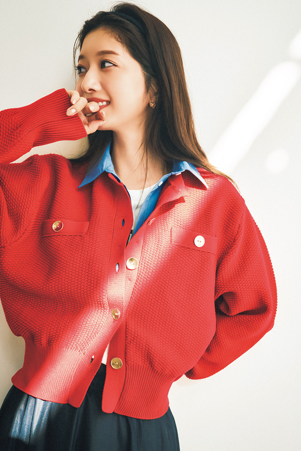 JUSGLITTY シャツレイヤード風カーディガン『ブルーシャツを重ねたように見えるカーデ。シャツの襟元と裾は、ボタンで取り外し可能。』