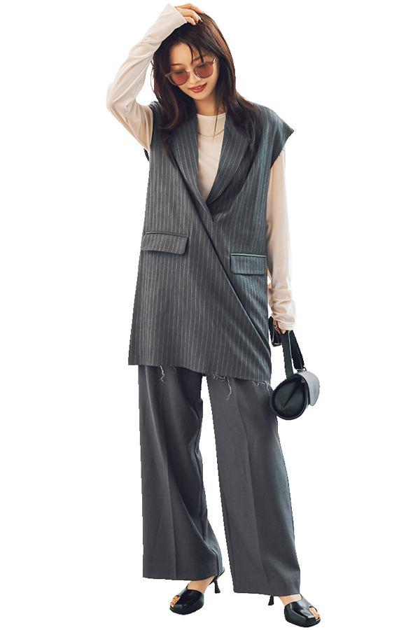 MURUA シャツレイヤード風ミニワンピ『ワンピのVカットからのぞく部分だけがシャツになったデザインで、中でゴワつかないのも◎。』