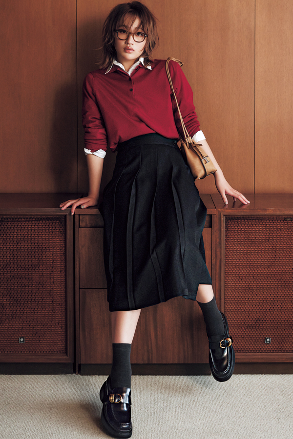 リングバックルチャンキーソールローファー×ポロ襟ニット『〝ポロ襟〟そして〝赤〟と、旬キーワードを詰め込んだ1枚に、端正な黒ローファーを合わせて、ひと目で好印象でクラシカルな装いに。カーフレザーでありながら華やかオーラを放つさりげないつや感が、メリハリ見えにひと役。』