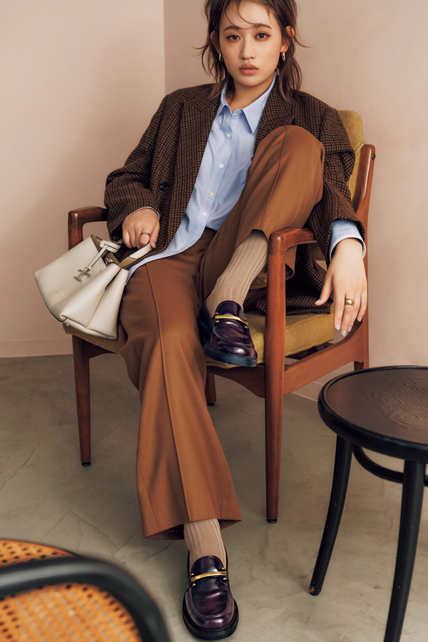 バレッタモチーフボルドーローファー×チェック柄ジャケット『こっくりボルドーのローファーが、今季のトレンドでもあるブラウン調ジャケットコーデとマッチ♪ ベーシックなシルエットに、バレッタモチーフの華やぎ感や凹凸のあるフェイクウェルトの張り出しを効かせて、モダンな仕上がりに。この絶妙バランスで、正統派トラッドがこなれる！』