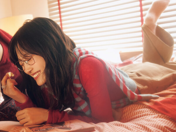 気のおけない友と映画の世界に飛び込んでWATCHING PARTY PARTY『寒くて外に出るのが億劫な日は、おうちでぬくぬくブランケットにくるまって映画三昧という選択肢もアリ。笑って、泣いて、語って―映画がつなぐおしゃべりな冬の午後。』