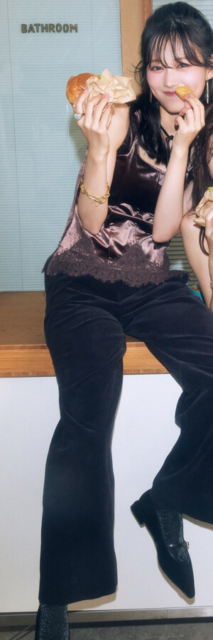 今宵はチートな食べものを我慢せずMOGU MOGU PARTY PARTY『せっかく集まったんだから、今日はカロリーなんて気にせずに好きなものを好きなだけ♡ これだけ大笑いしながらだったら、ギルティなハンバーガーもポテトもノンカロリーだよね？』