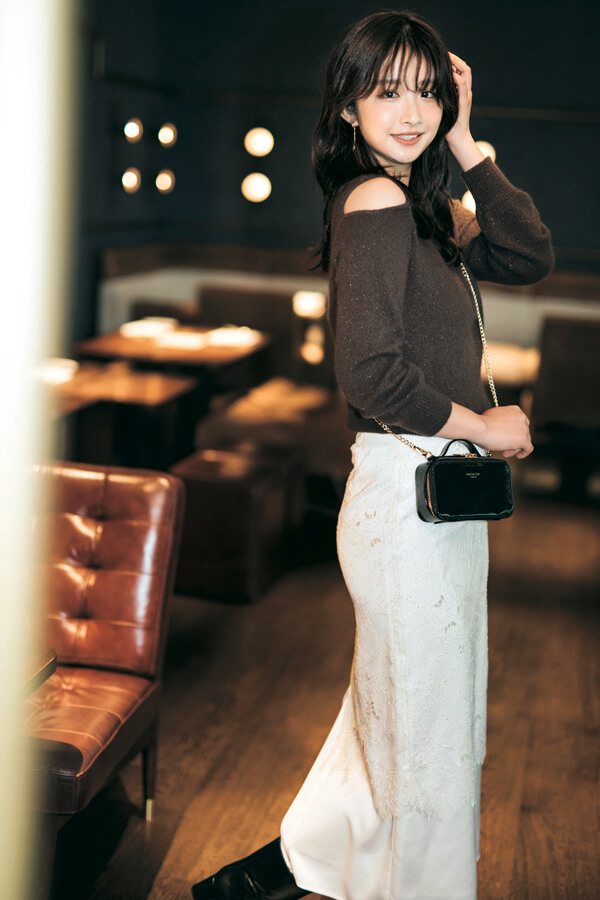 ヘルシーな色気で大人ニッチに♡ 肌見せニット『リッチなホテルや会社のパーティなどエレガントに決めたいシーンでは、程ピタシルエットの肌見せニットで上品な華やぎをON。ムーディな照明にきらめく肌が、最強のアクセに早変わり♡』