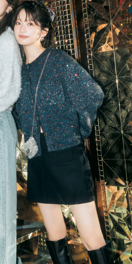 お目立ちラメでテンションMAX! キラキラニット『冬の夜を楽しみ尽くす♪ そんなテンション高めなお出かけは、きらめくニットで集合! ちょっと派手かも? なギラギラ感も、ホリデーシーズンならではの浮かれたムードとトレンドの波に乗って、思いっ切り楽しむのが吉♪』