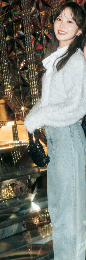 お目立ちラメでテンションMAX！ キラキラニット『冬の夜を楽しみ尽くす♪ そんなテンション高めなお出かけは、きらめくニットで集合！ ちょっと派手かも？ なギラギラ感も、ホリデーシーズンならではの浮かれたムードとトレンドの波に乗って、思いっ切り楽しむのが吉♪』