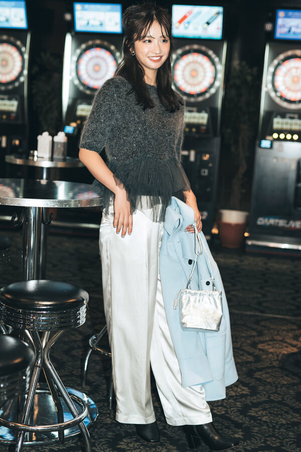 お目立ちラメでテンションMAX！ キラキラニット『冬の夜を楽しみ尽くす♪ そんなテンション高めなお出かけは、きらめくニットで集合！ ちょっと派手かも？ なギラギラ感も、ホリデーシーズンならではの浮かれたムードとトレンドの波に乗って、思いっ切り楽しむのが吉♪』