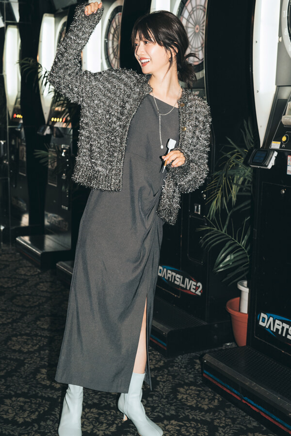 お目立ちラメでテンションMAX! キラキラニット『冬の夜を楽しみ尽くす♪ そんなテンション高めなお出かけは、きらめくニットで集合! ちょっと派手かも? なギラギラ感も、ホリデーシーズンならではの浮かれたムードとトレンドの波に乗って、思いっ切り楽しむのが吉♪』