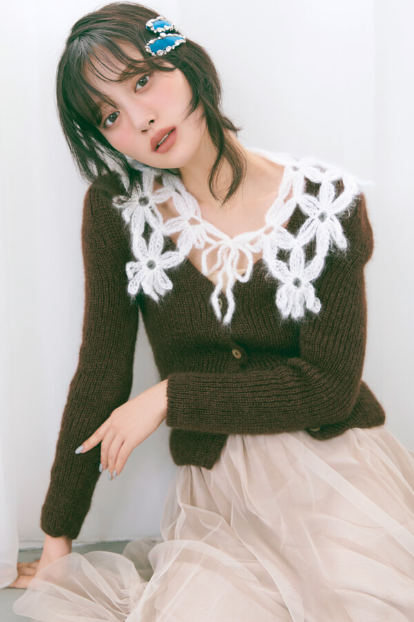 Sweetな味変小物『リボンやビジュー…ロマンティックな気分に浸りたいホリデーシーズンにぴったりな甘め小物は、「それどこの！？」と話題が弾むチャーミングさも抜かりなく♡』