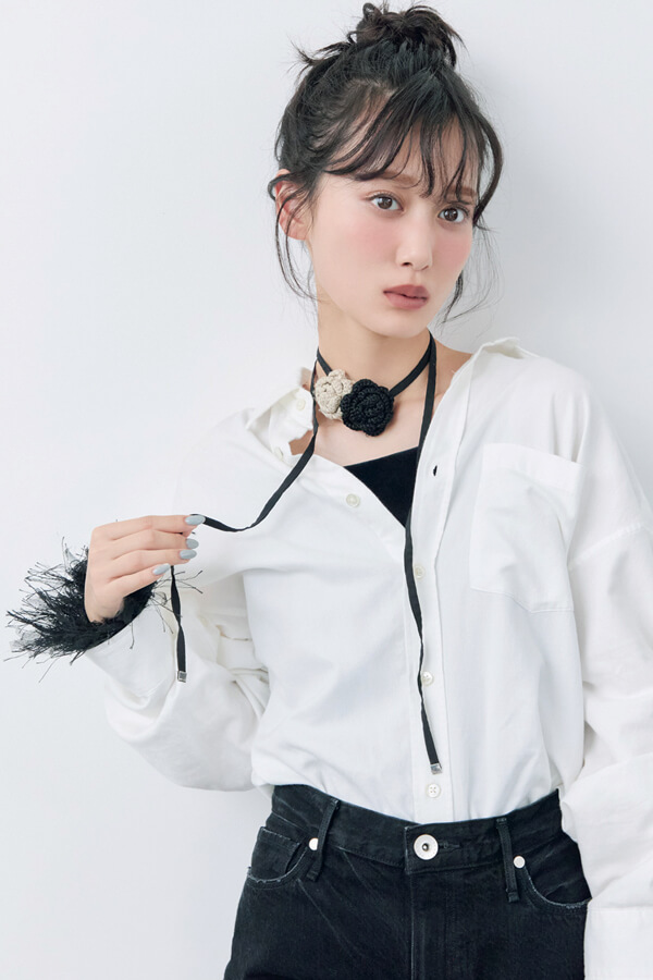 Sweetな味変小物『リボンやビジュー…ロマンティックな気分に浸りたいホリデーシーズンにぴったりな甘め小物は、「それどこの！？」と話題が弾むチャーミングさも抜かりなく♡』