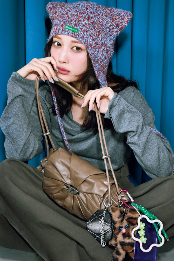 Casual Moodな味変小物『カジュアル派にこそおすすめなのが、1点で効きのいい大ぶりなアクセやカラフルPOPな小物。遊びゴコロのあるデザインは身につけるだけで心が浮き立つ♡』