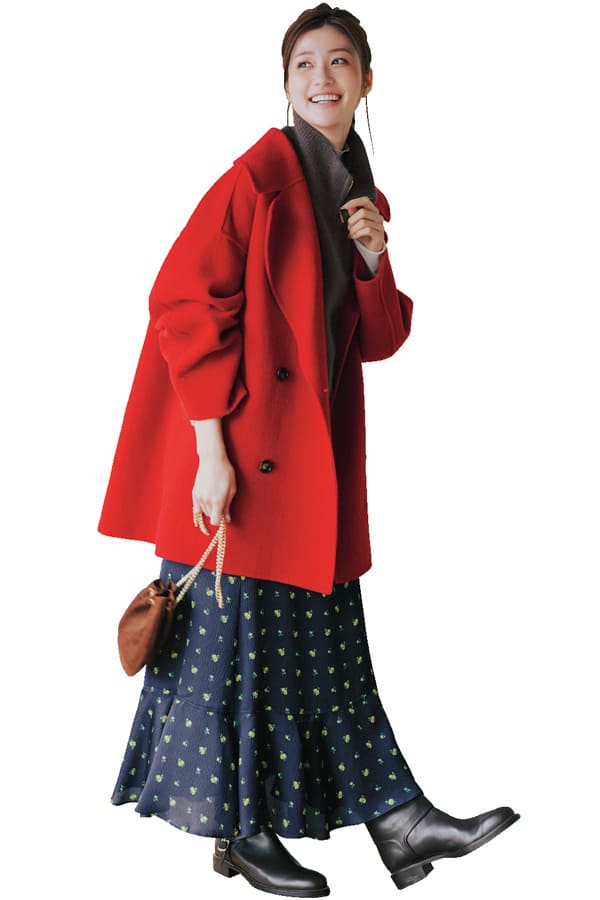 赤をきかせる『itカラー・赤は気持ちを高ぶらせる視覚効果があり、ドラマが生まれるデートの日にピッタリ！ 印象的な赤アウターを選んで、いつもより大胆に着こなすのも今季のトレンド。』