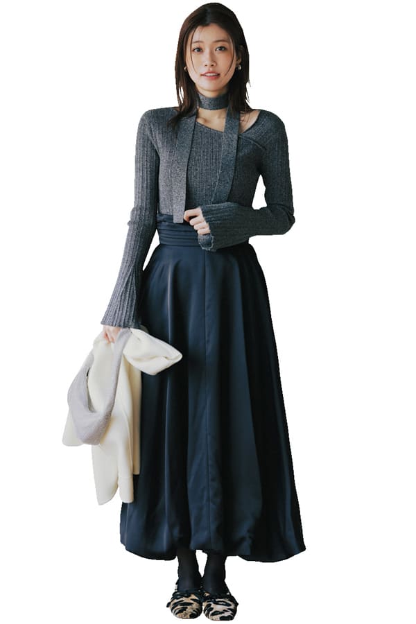 つやっぽ素材『夜のシチュエーションも多い、プロポーズの予感がする日のコーデに、光沢素材が放つきらめきが映える！　重たい印象になりがちな冬コーデが、軽やかに仕上がるのも◎。』