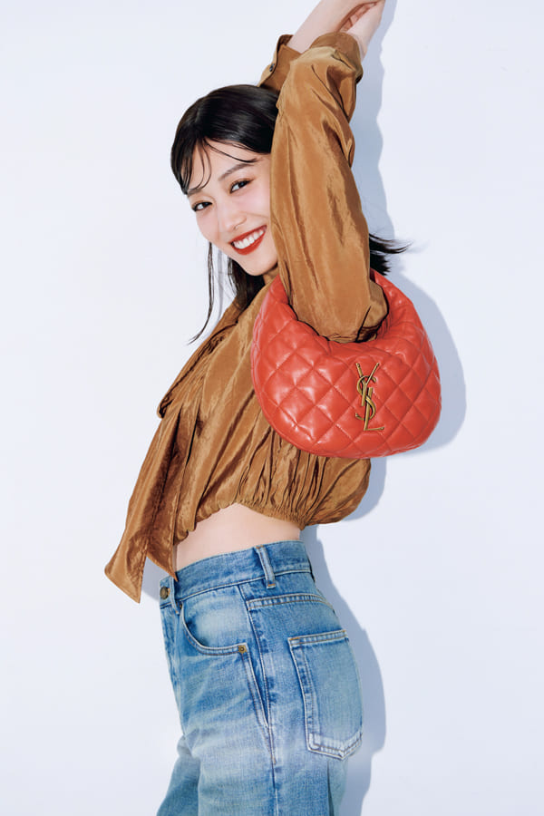 ICARINO 世界中のセレブをトリコにするPOPカラーのバッグでアガる！『2024年夏に登場し、瞬く間にメゾンのアイコンバッグに仲間入りした「イカリーノ」に、プレイフルな新色がお目見え！ コンパクトなサイズ感、肩にかけても体にフィットするやわらかで丸いフォルム…キャッチーでありながら機能的なバッグは、デイリーユースはもちろん、ちょっとハジけたいナイトアウトにもぴったり！』