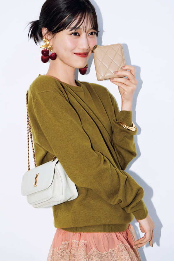 WALLET ＆ MINI NIKI バッグと財布はベージュ&ホワイトの洗練コンビでアガる！『フレッシュなマインドで2026年をスタートさせるなら、まずは毎日持ち歩くお財布から買い替えてみるのはいかが？ 品のあるベージュの財布に、エレガントな白のチェーンバッグ…ノーブルな色の組み合わせは、取り出すたびに気分がアガって「なんだかいいことありそ♡」な予感！』