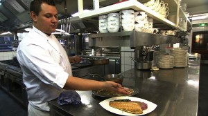 世界最大級の堤防に近い町のしにせ旅館の料理人、なんともオランダらしい土手を作り上げる