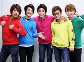 BEE SHUFFLEの5人がインタビュー中、今年を振り返って、いきなり“お経”を?