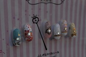 世界初の“キラッと光るネイルシール”って何？ 久松郁実デザインも登場！