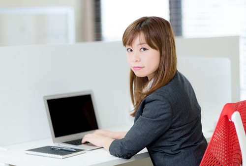 女性の4割が仕事中に「ノーブラ」「ホック外し」の経験アリ！はたしてその理由とは…