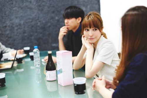 モデルの間で評判の藤井リナがプロデュースした秘密の酵素ドリンクが発売！