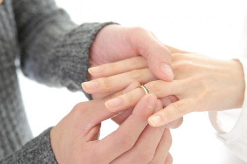 未婚女性注目！既婚女性、結婚後に減ったのは“貯蓄と○○”と回答
