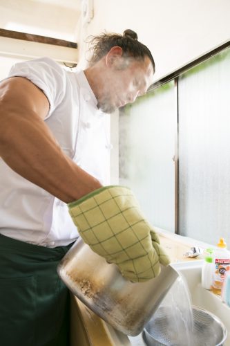 豪快な湯きりのためには日々のトレーニングが必須だぞ
